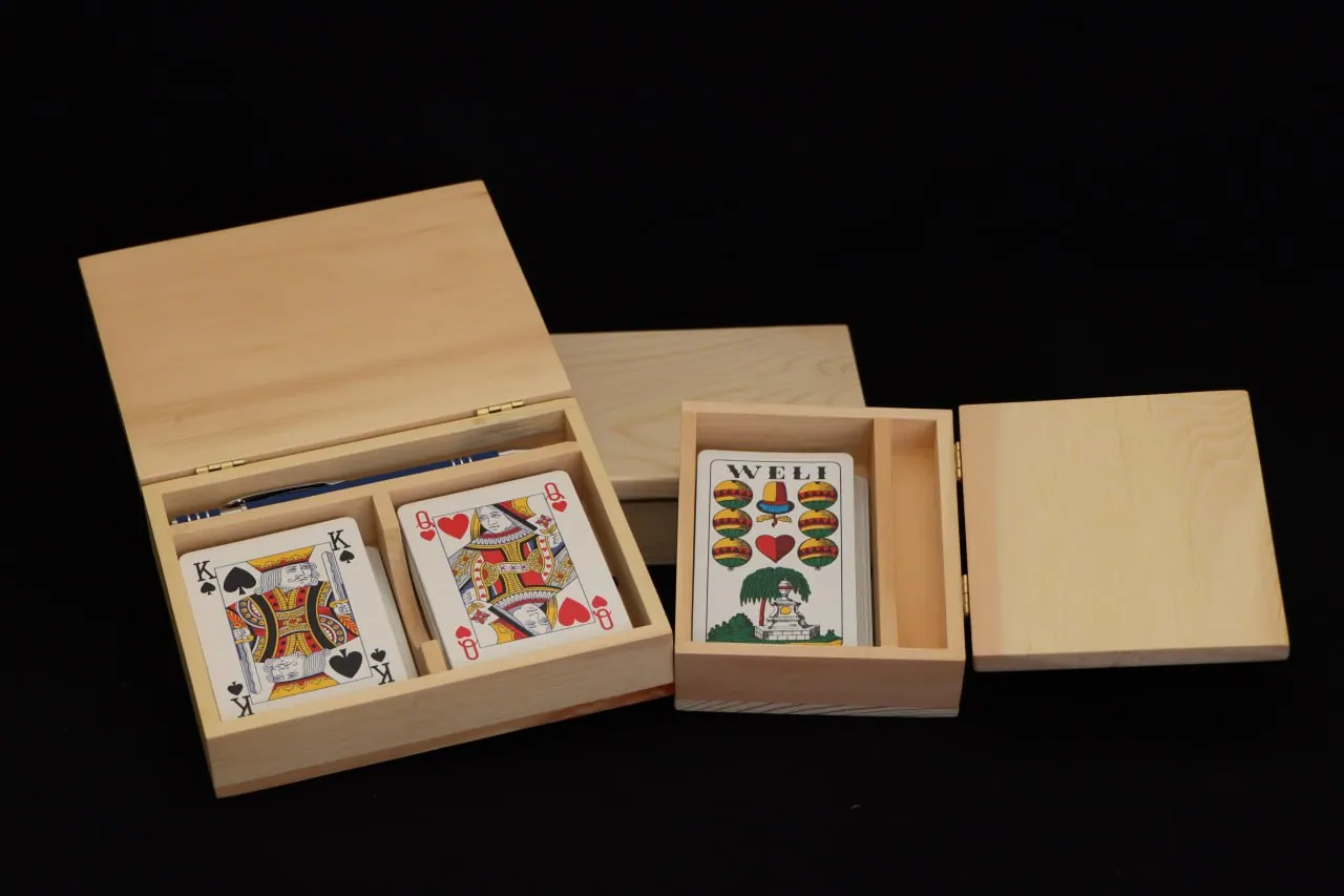 Spielkarten-Box mit Stiftfach aus Zirbenholz von Selbergmochts
