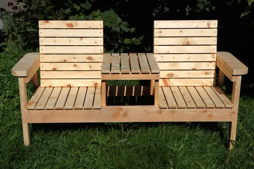 Sitzbank mit integriertem Tisch aus Zirbenholz und Lärchenholz von Selbergmochts
