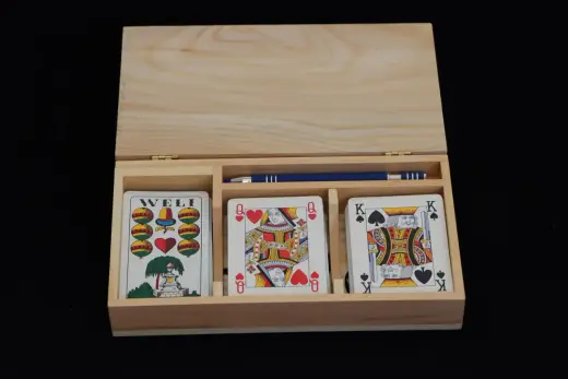 Spielkarten-Box mit Stiftfach aus Holz von Selbergmochts