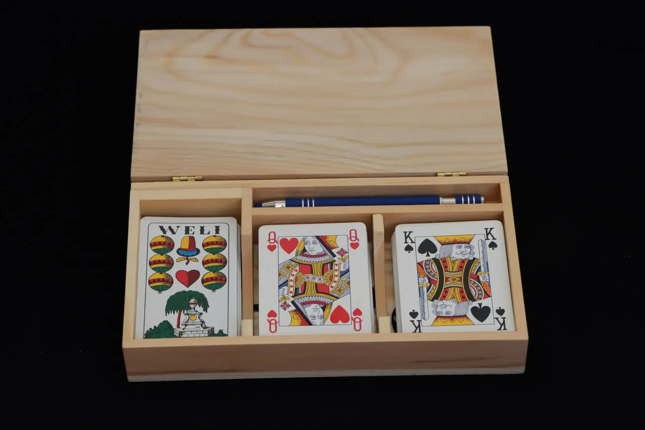 Spielkarten-Box mit Stiftfach aus Holz von Selbergmochts
