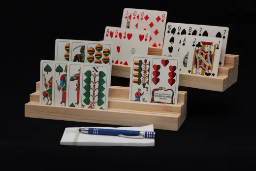 Spielkartenhalter aus Holz