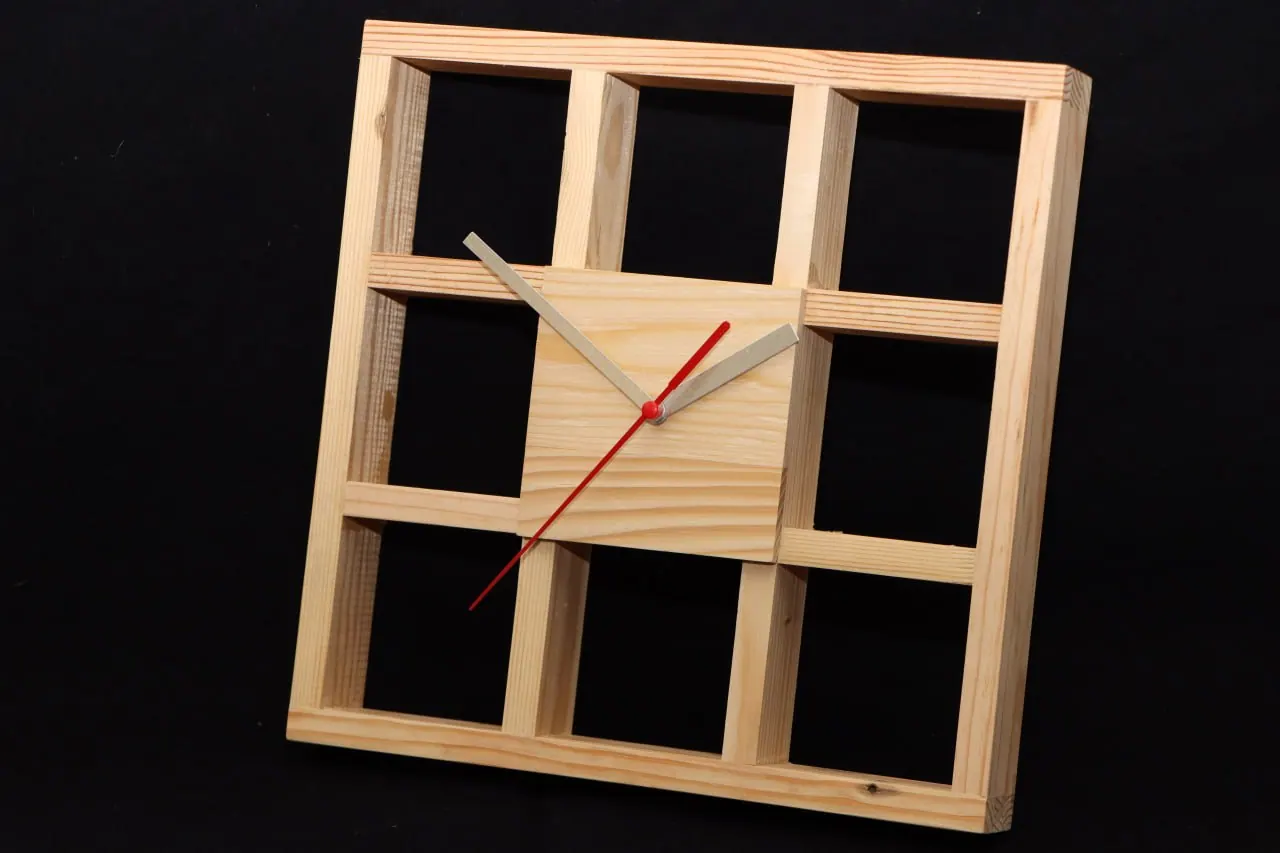 Wanduhr Rahmenlook aus Paletten Holz-Europalette mit Uhrwerk von Selbergmochts – Ansicht 2