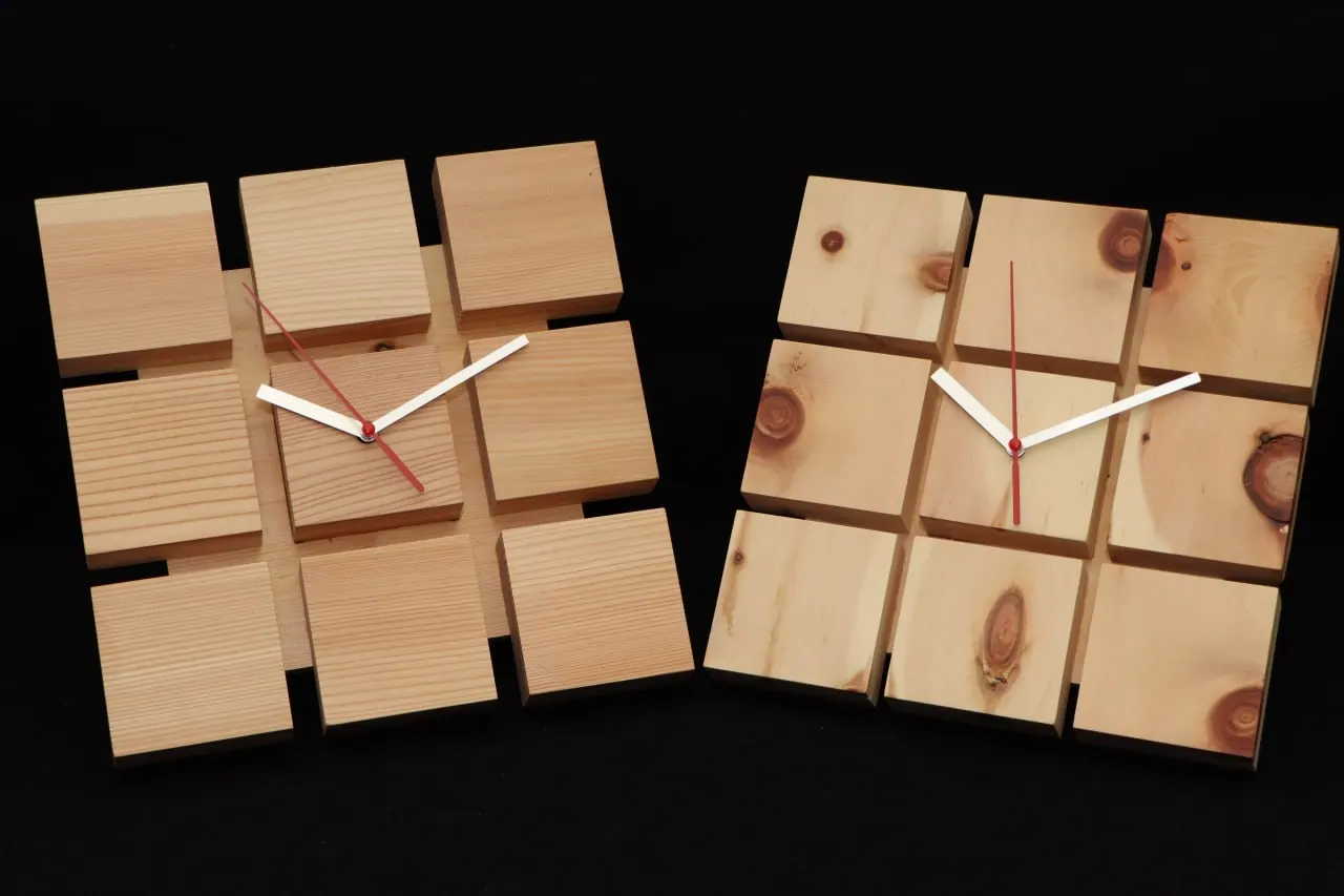 Wanduhr Blockdesign aus Zirbenholz mit Uhrwerk von Selbergmochts